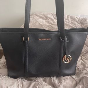 Jet Set Medium Saffiano Leather Top-Zip Tote Bag